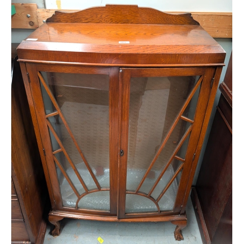 1021 - An oak Art Deco display cabinet with two double astragal sunrise glazed doors