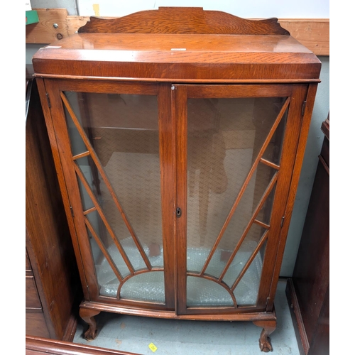 1021 - An oak Art Deco display cabinet with two double astragal sunrise glazed doors