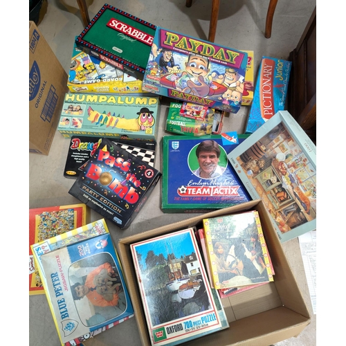 346 - A collection of vintage games and vintage jigsaws.