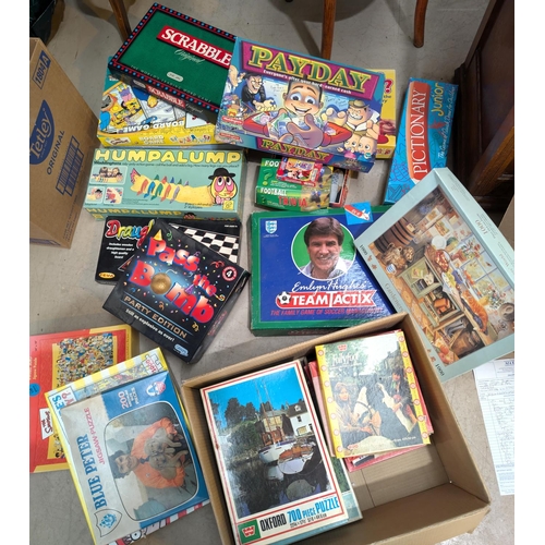 346 - A collection of vintage games and vintage jigsaws.