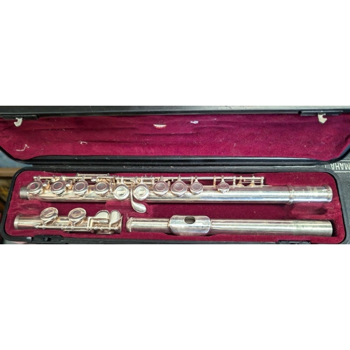 381 - A Yamaha 211SII cased flute (seen little use).