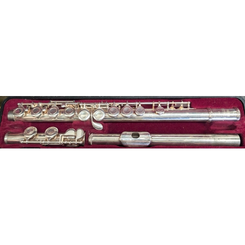 381 - A Yamaha 211SII cased flute (seen little use).