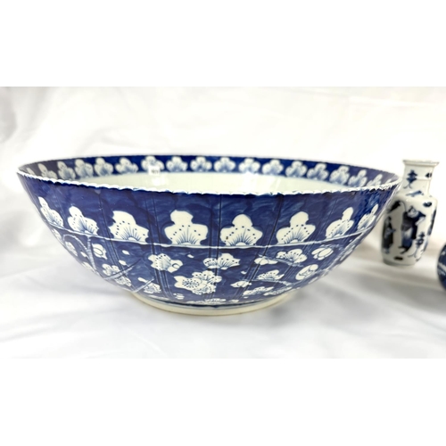 415A - A large Chinese blue and white bowl with floral decoration, ribbed, seal mark to base, diameter 40cm... 