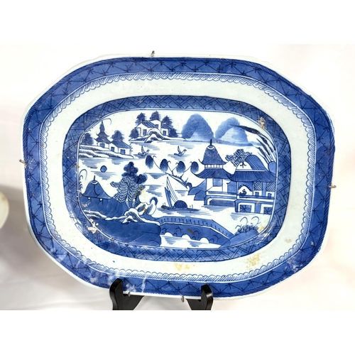 418 - A Chinese bowl with seal mark to base, diameter 29cm three blue and white Chinese meat platters