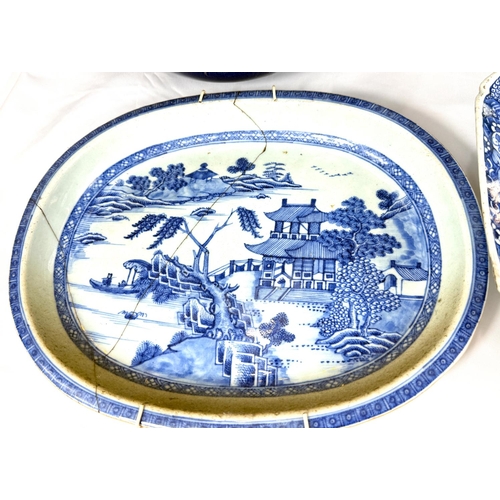 418 - A Chinese bowl with seal mark to base, diameter 29cm three blue and white Chinese meat platters