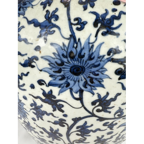 420 - A very large and impressive Chinese vase with blue and white floral decoration to the body, height 4... 