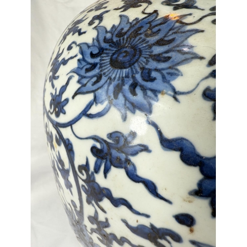 420 - A very large and impressive Chinese vase with blue and white floral decoration to the body, height 4... 