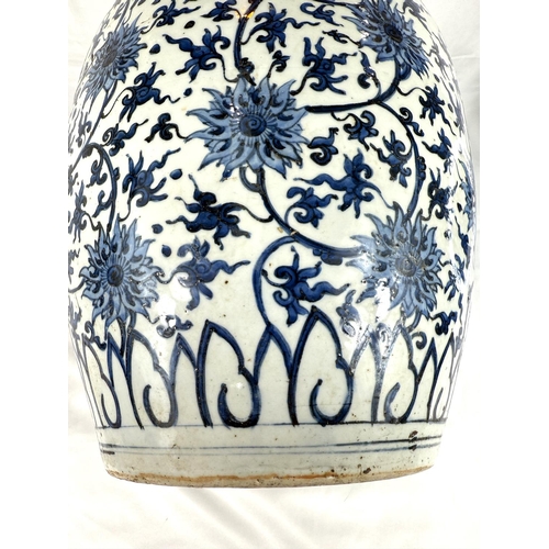 420 - A very large and impressive Chinese vase with blue and white floral decoration to the body, height 4... 