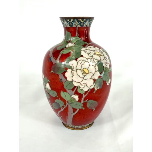 624A - A Japanese Meiji red ground Cloisonne vase with floral decoration 15cm