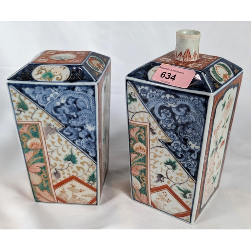 634 - A pair of 17th/18th century Japanese Imari Tokuri vases (a.f)