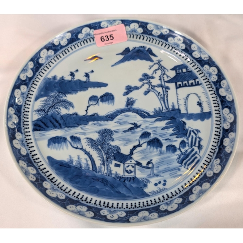 635 - A 19th century Chinese blue and white plate with traditional decoration, dia. 24cm.