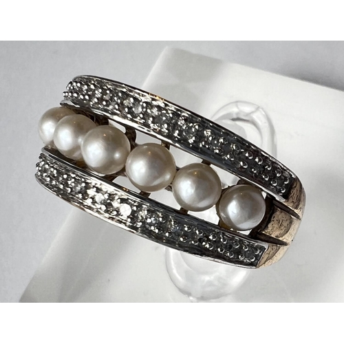 689 - A pearl and diamond ring, 9ct hallmarked yellow gold, central row of 6 pearls with a row of small di... 