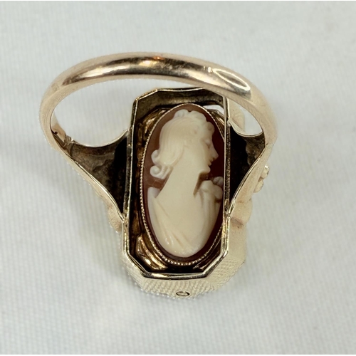 705 - A yellow metal ring set with a swivel alternating cameo and obsidian coloured stone, unmarked, 4.4gm... 