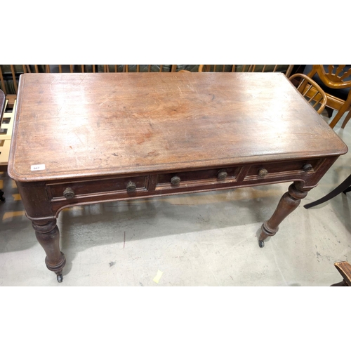 947 - A mahogany desk with drawers and turned legs