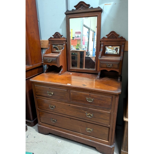 978 - An Edwardian walnut dressing table of 2 long, 2 short and jewellery drawers.