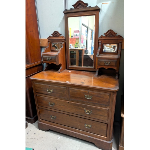 978 - An Edwardian walnut dressing table of 2 long, 2 short and jewellery drawers.