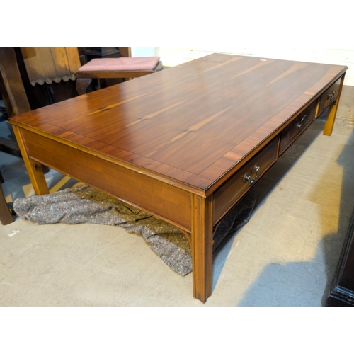 987 - A very large reproduction coffee table with 6 drawers, 157 x 93cm.