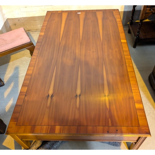 987 - A very large reproduction coffee table with 6 drawers, 157 x 93cm.