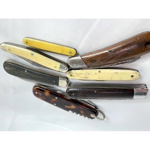 177 - An unusually large pocket knife and a selection of various pocket knives