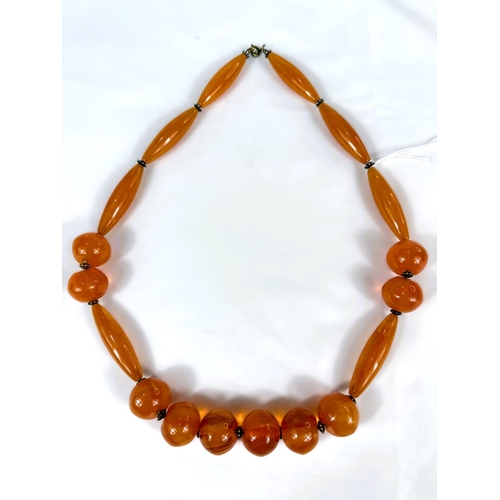 798 - Art Deco Peach Juice Bakelite necklace 101g.