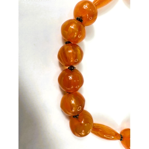 798 - Art Deco Peach Juice Bakelite necklace 101g.