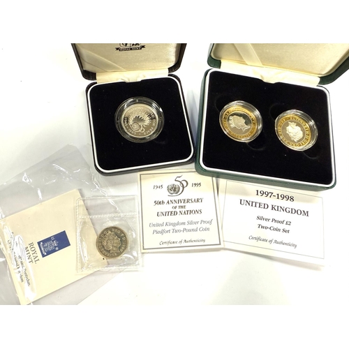 276 - GB: £2 silver proof, 1997 and 1998; £1 1997 piedfort and £2 UN piedfort.