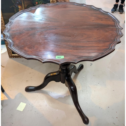 1019 - A Georgian mahogany tilt top table with tripod base, bird cage under and scalloped edge, dia. 73cm