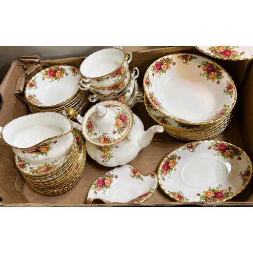 473A - A very large collection of Royal Albert Old Country Roses dinner and tea ware with tureens, teapot, ... 