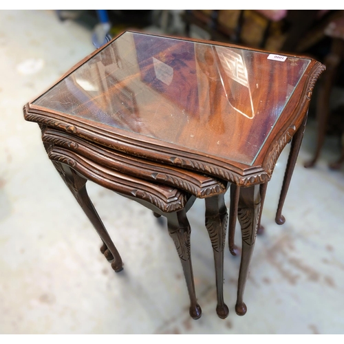 1000 - A nest of three mahogany occasional tablesNo bids sold with next lot