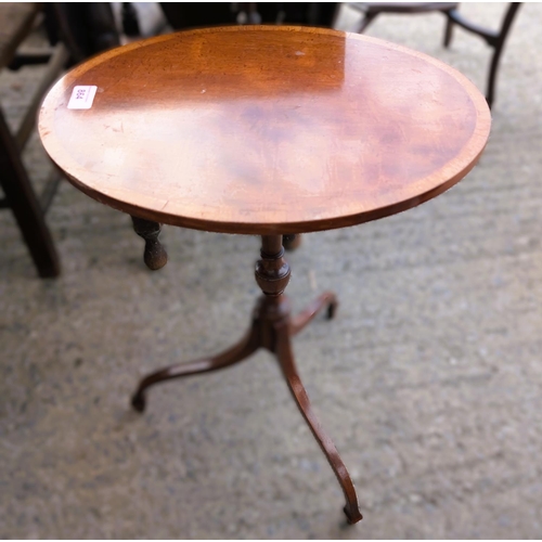 864 - A pair of good quality inlaid mahogany occasional tables on splay legs and a three height cake stand... 