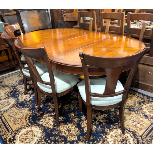 959 - Good quality reproduction mahogany table and chairs.