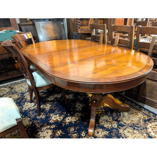 959 - Good quality reproduction mahogany table and chairs.