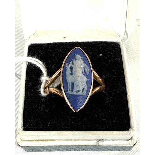 739A - A 9ct hallmarked gold ring set with a Wedgwood cameo, size O, 2.6gms