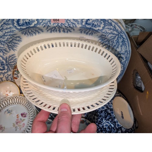 604 - An 18th century Wedgwood creamware oval basket withpierced border and a mtaching dish, 3 transfer de... 