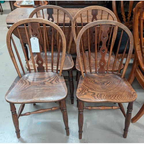 842C - An 18th century circular oak drop leaf table and a set of 4 elm Windsor wheel back dining chairs