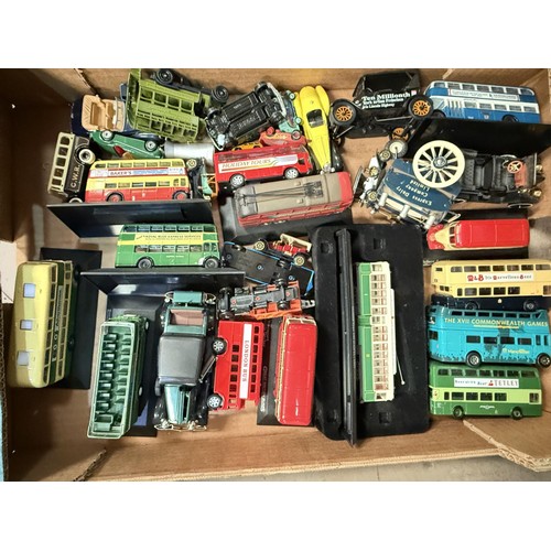 371 - A selection of boxed and loose diecast vehicles.