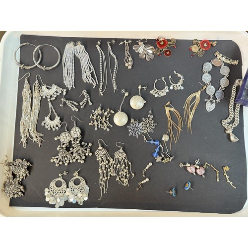 792A - A large selection of fancy drop earrings, diamante etc and other earrings