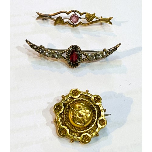 771 - Two Edwardian gem set bar brooches stamped 9ct; a circular yellow metal brooch with filigree decorat... 