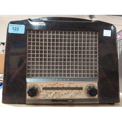 122 - A vintage Bakelite radio