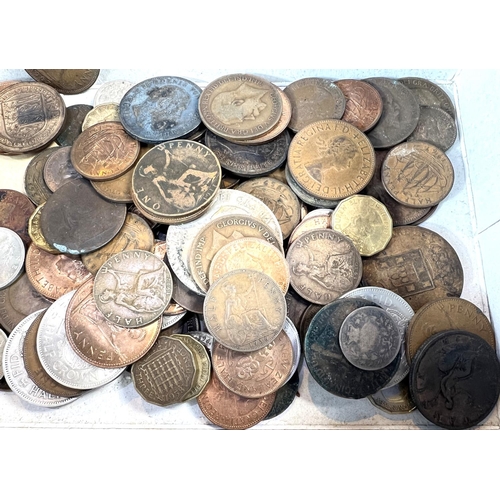 323 - GB pre '47 silver coins, 130gm and pre '20 silver coins, 59gm, a selection of coins, 3 old tokens.