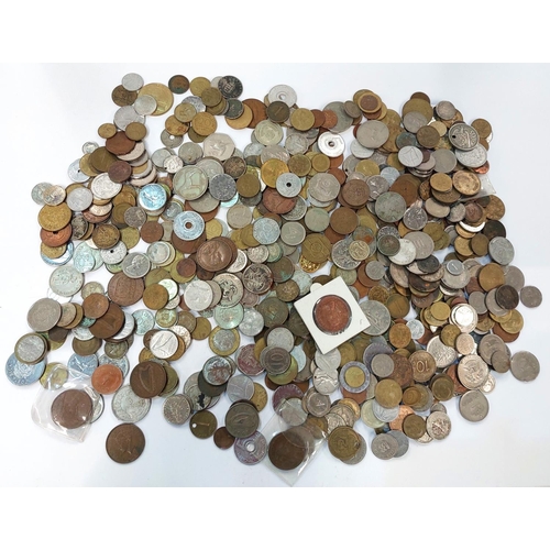 338 - A large quantity of world coins.