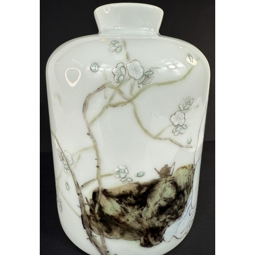 440 - A Chinese vase decorated with sage in polychrome, 20cm.