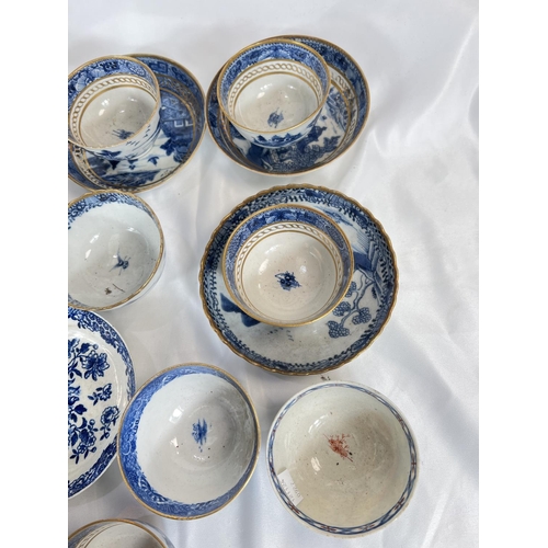 465 - A large collection of English blue and white tea bowls and sauces.