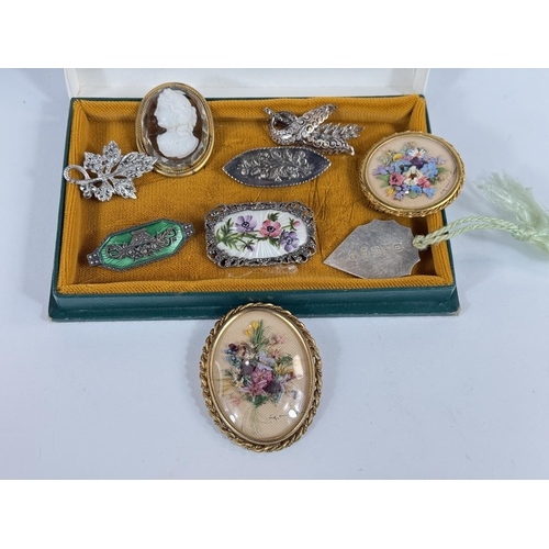 722 - A selection of costume jewellery brooches.