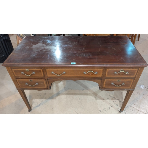 1009 - An Edwardian Sheraton style inlaid mahogany kneehole desk/dressing table with 5 drawers, square tape... 