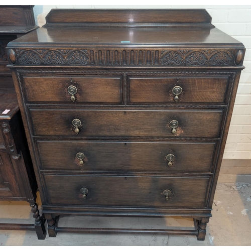 981 - A Jacobean style oak 2 piece bedroom suite - dressing table and chest of drawers