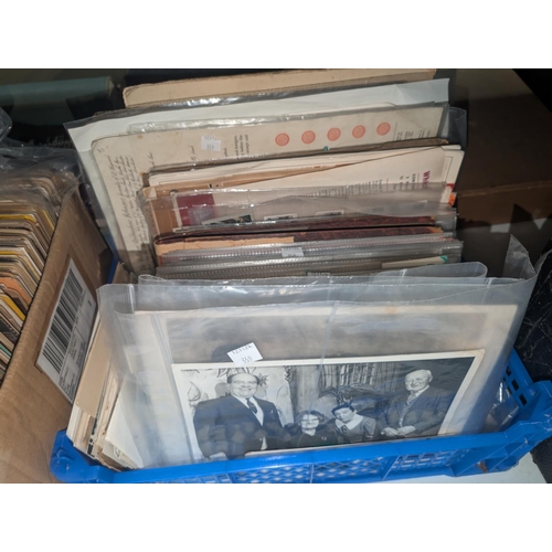 359 - A selection of early/mid-20th Century postcards, souvenir holiday books etc and a collection of ciga... 