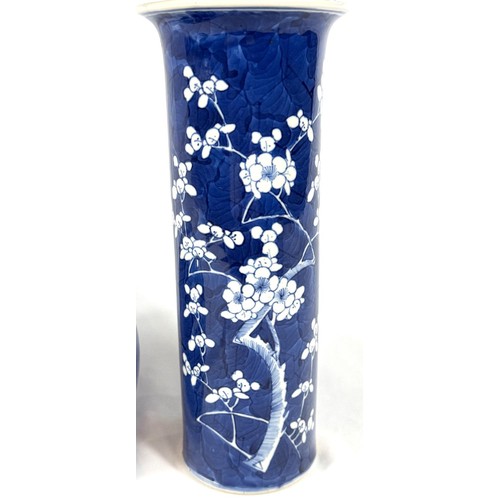 424 - A Chinese blue and white sleeve vase with 4 character mark to base and a blue and white ginger jar (... 