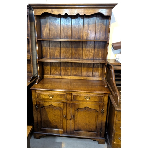 845 - An oak Titchmarsh and Goodwin style Welsh dresser with two height back.