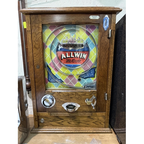 398 - Allwin De Luxe early 20th Century oak cased penny in the slot machine (working, with keys).